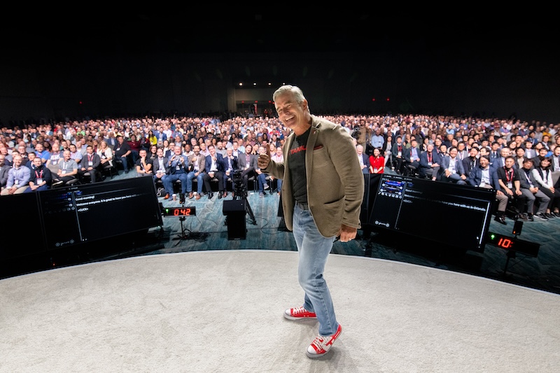 Image of Tanium CEO Dan Streetman taking a selfie with Converge attendees